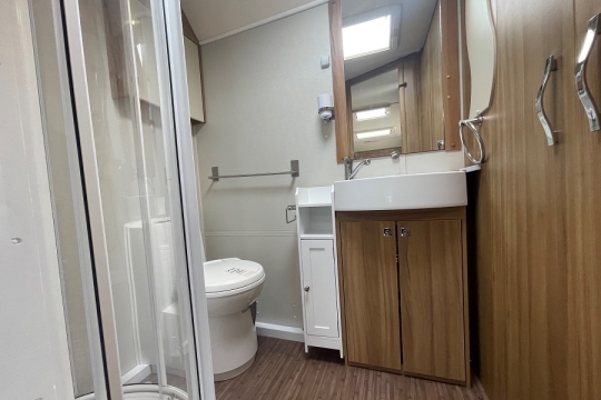 elddis-autoquest-175-interior-bathroom.jpg