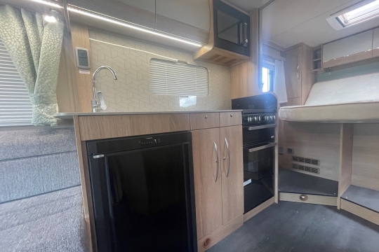 auto-trail-imala-730hb-interior-kitchen.jpg
