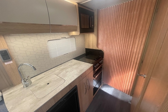 auto-trail-imala-730hb-interior-kitchen-divider.jpg