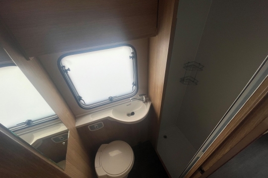 auto-trail-imala-730hb-interior-washroom.jpg