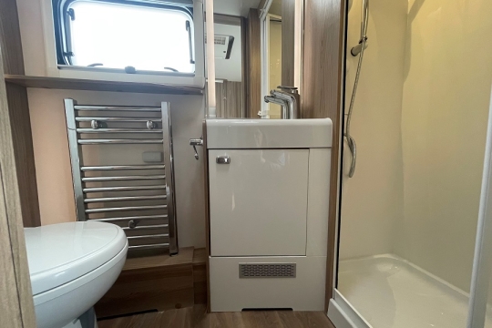 swift-bolero-714-sb-interior-washroom.jpg