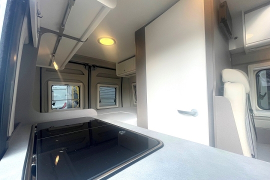 etrusco-cv-540-db-interior-kitchen-to-rear.jpg