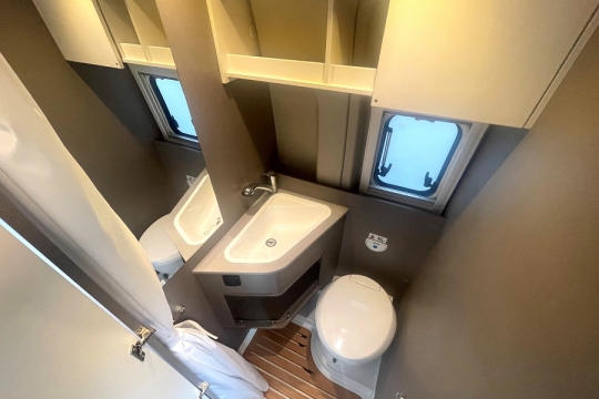 etrusco-cv-540-db-interior-washroom.jpg