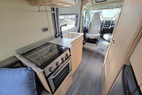 Auto-Trail-V-Line-635-Interior-Middle-Small.jpg