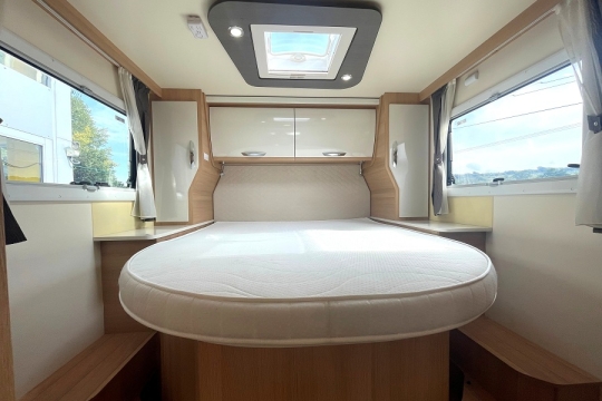 mclouis-fusion-379-interior-rear-bed.jpg