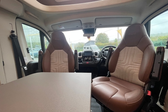 burstner-lyseo-harmony-line-680g-cab-seats.jpg