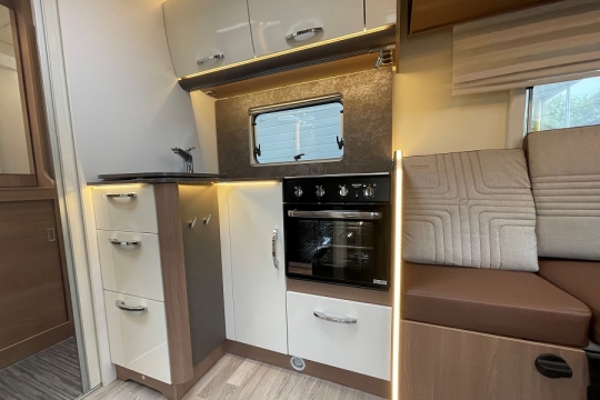 burstner-lyseo-harmony-line-680g-kitchen.jpg