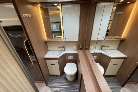 burstner-lyseo-harmony-line-680g-washroom.jpg