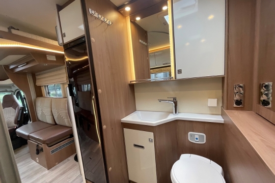 burstner-lyseo-harmony-line-680g-washroom-overview.jpg