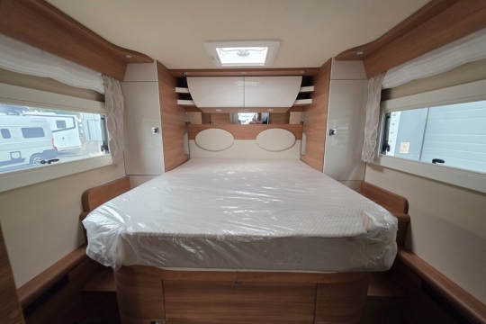 Carthago-Chic-C-Line-I-5-0-QB-L-Interior-Bed.jpg
