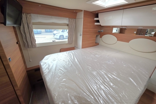Carthago-Chic-C-Line-I-5-0-QB-L-Interior-Bed-Side.jpg