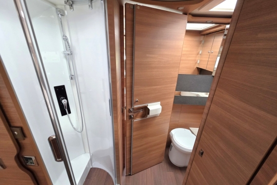 Carthago-Chic-C-Line-I-5-0-QB-L-Interior-Shower.jpg