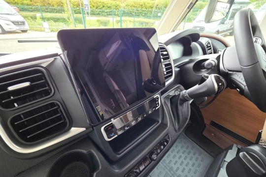 Carthago-Chic-C-Line-I-5-0-QB-L-Interior-Controls.jpg