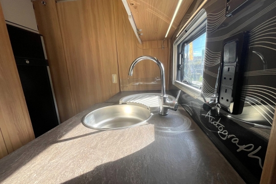 bailey-autograph-79-4i-interior-sink-back.jpg