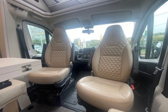 adria-matrix-axess-600dt-interior-cab.jpg