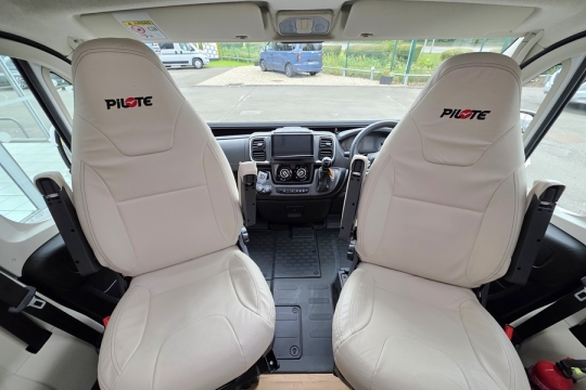 Pilote-F-740-FGJ-Interior-Cab.jpg