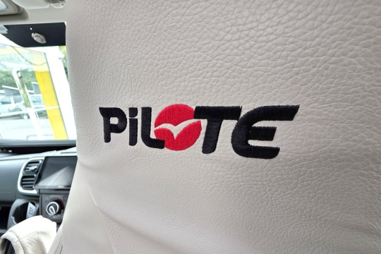 Pilote-F-740-FGJ-Interior-Logo.jpg