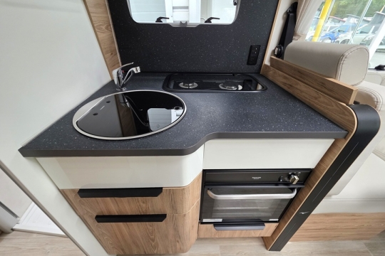 Pilote-F-740-FGJ-Interior-Kitchen.jpg