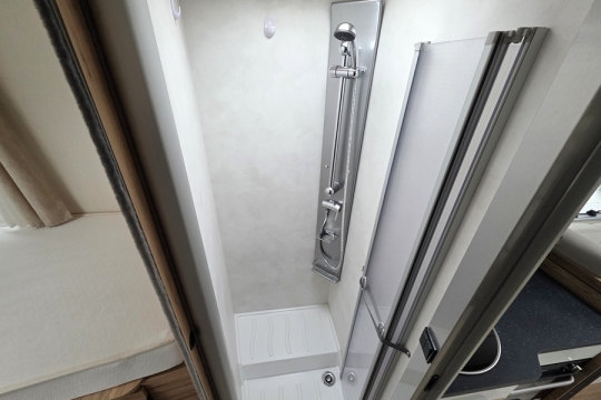 Pilote-F-740-FGJ-Interior-Shower.jpg