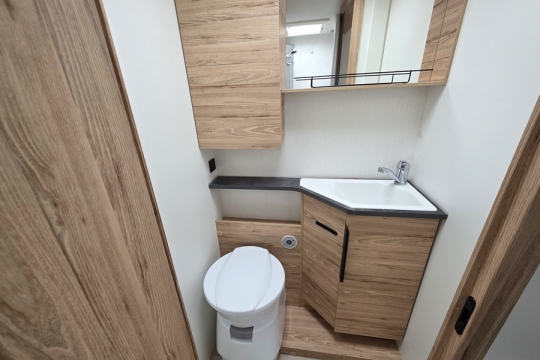 Pilote-F-740-FGJ-Interior-Bathroom.jpg