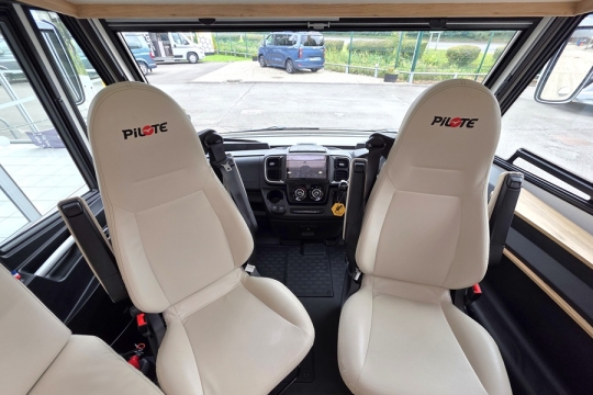 Pilote-G-740-FC-Evidence-Interior-Cab.jpg
