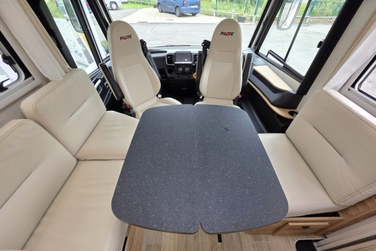 Pilote-G-740-FC-Evidence-Interior-Dining-Area.jpg