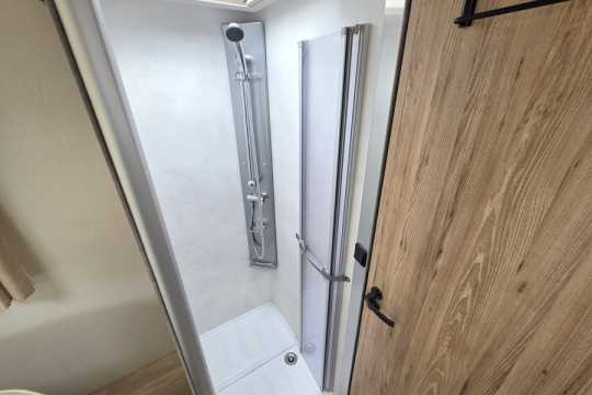 Pilote-G-740-FC-Evidence-Interior-Shower.jpg