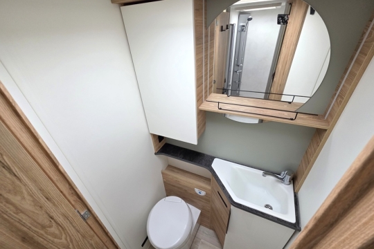 Pilote-G-740-FC-Evidence-Interior-Bathroom.jpg