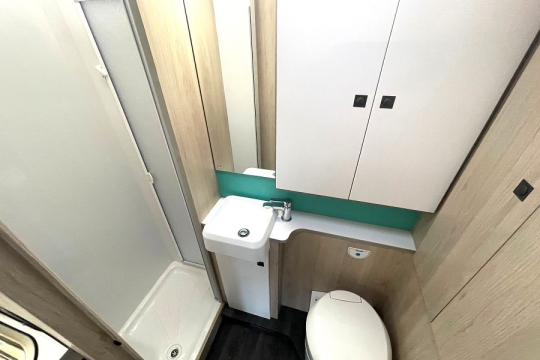auto-trail-f60-interior-washroom.jpg