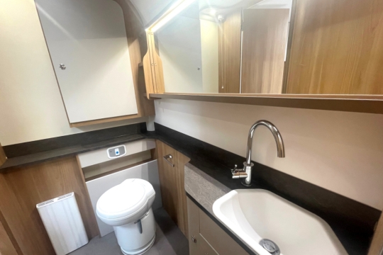 bailey-autograph-79-2f-interior-washroom.jpg