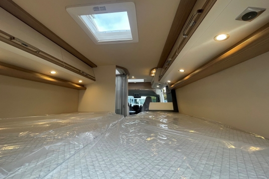 malibu-compact-600-LE-interior-bed-forward.jpg