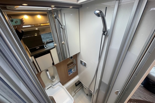 malibu-compact-600-LE-interior-washroom.jpg