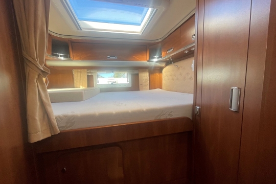 laika-kreos-dolce-vita-5010-interior-transverse-rear-bed.jpg