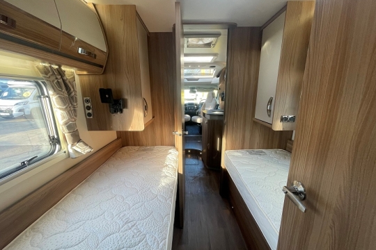 swift-bessacarr-574-interior-beds-to-front.jpg
