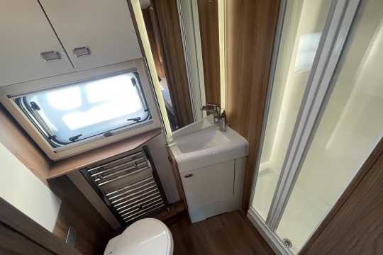 swift-bessacarr-574-interior-washroom.jpg