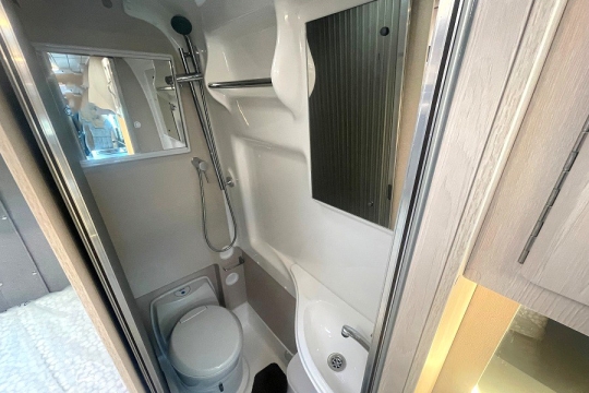 auto-sleepers-kingham-interior-washroom.jpg