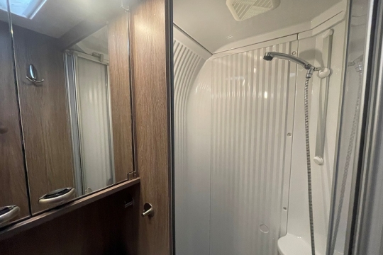 burstner-ixeo-time-sovereign-t590-interior-shower.jpg