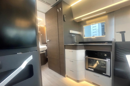 adria-sonic-supreme-700-dc-interior-kitchen.jpg