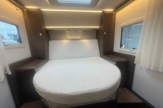 adria-sonic-supreme-700-dc-interior-island-bed.jpg