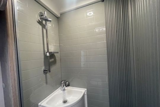auto-sleepers-broadway-ek-tb-lp-interior-shower-cubicle.jpg