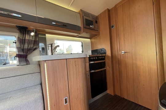 auto-trail-tracker-rs-lo-line-interior-kitchen.jpg
