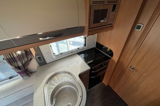 auto-trail-tracker-rs-lo-line-interior-kitchen-top.jpg