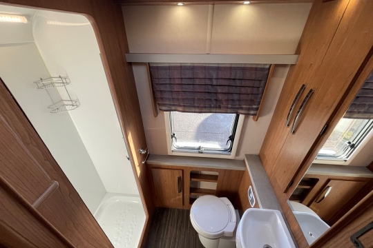 auto-trail-tracker-rs-lo-line-interior-washroom.jpg