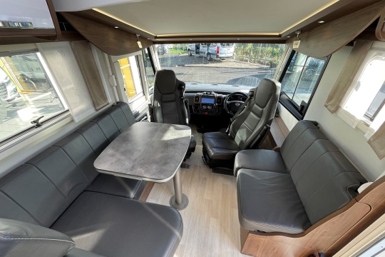 frankia-I740-bd-f-line-interior-front-cab.jpg