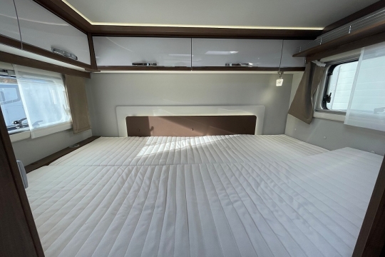frankia-I740-bd-f-line-interior-rear-bed.jpg