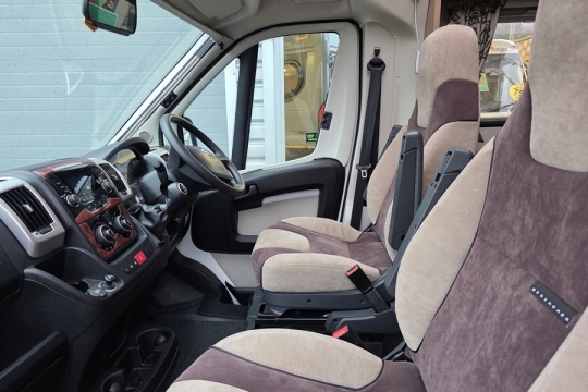 Bessacarr-494-Interior-Cab-Side.jpg