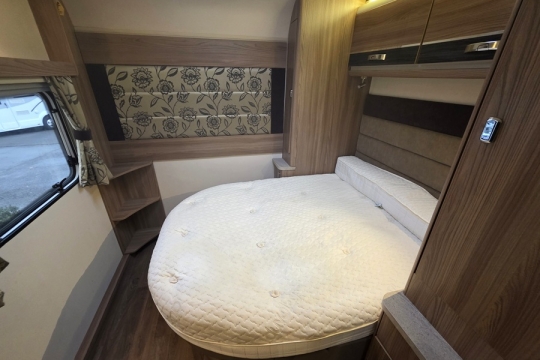Bessacarr-494-Interior-Bed.jpg