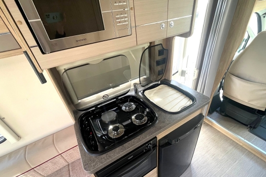 elddis-majestic-120-interior-kitchen.jpg