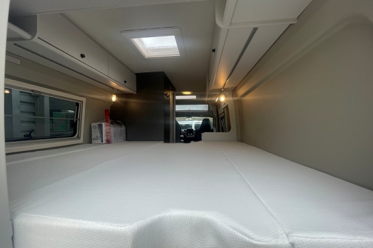 etrusco-640sb-interior-to-rear-bed-to-front.jpg
