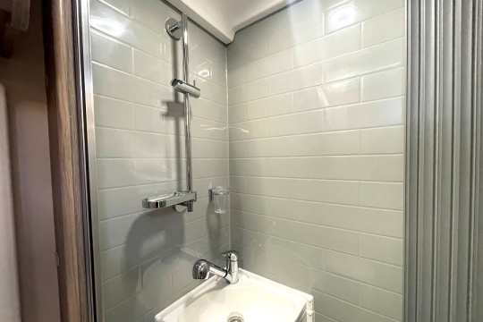 auto-sleepers-nuevo-interior-shower.jpg